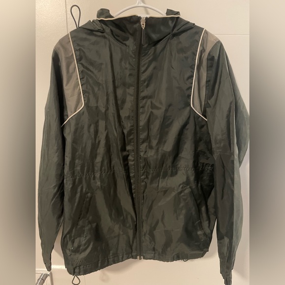Green medium r&r windbreaker/rain jacket in great condition - Picture 2 of 6